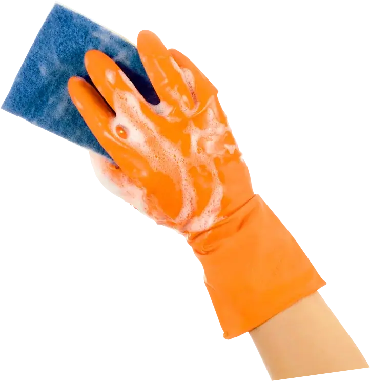 Hand mit orangem Schutzhandschuh und eingeseiftem Reinigungsschwamm