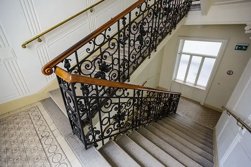 Gereinigtes Stiegenhaus eines Wiener Altbaus mit schmiedeeisernem Geländer