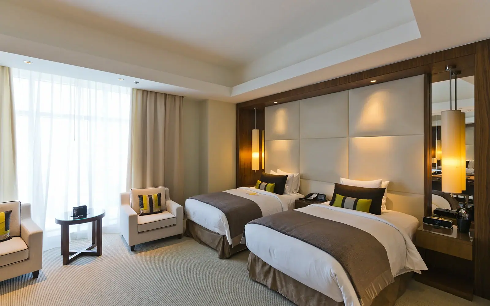 Frisch gereinigtes Hotelzimmer mit zwei gemachten Betten